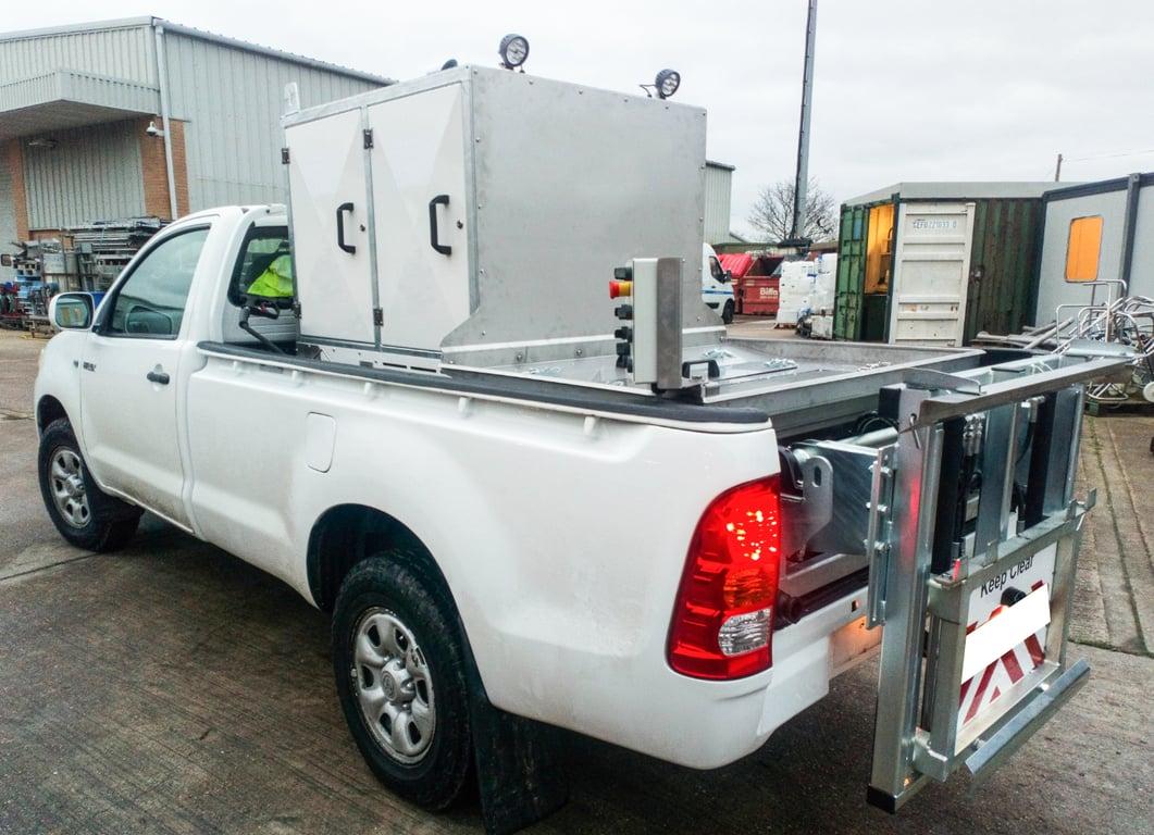 Pick-up based bin cleaning machine